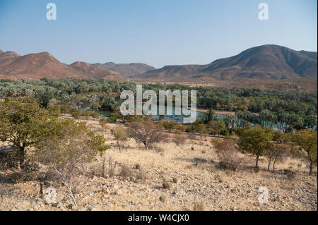 Kunene River (rivière Cunene), la frontière entre l'Angola et la Namibie, sud-ouest de l'Afrique Banque D'Images