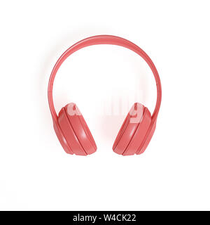 Image de rendu 3D de couleur corail moderne audio écouteurs sur un fond blanc. Banque D'Images