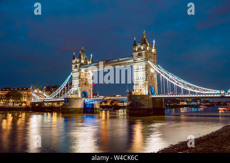 Allumé le Tower Bridge juste après le coucher du soleil Banque D'Images