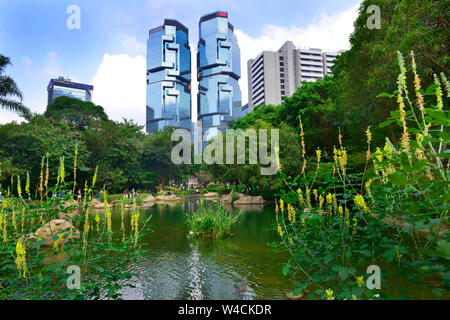 Voir de grands immeubles de Hong Kong Park à Hong Kong, Chine Banque D'Images