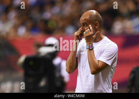 Pep Guardiola entraîneur de Manchester City F.C. de champions de la Ligue anglaise crie des instructions à ses joueurs car ils sont en concurrence contre Wolverhampton Wanderers F.C. dans le match final au cours de la Premier League Trophy 2019 en Asie à Shanghai, Chine, le 20 juillet 2019. Pep Guardiola s'est engagé à pratiquer les coups de pied de pénalité après un cliché est une faiblesse inattendue dans l'arsenal à Manchester City Premier League Trophy en Asie. Banque D'Images