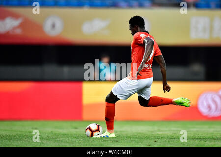 Joueur de football sénégalais Makhete Diop de Pékin Renhe Shanghai Shenhua dribbles contre le Groenland dans leur 19e match au cours de l'Association de football chinoise 2019 Super League (CSL), à Beijing, Chine, 21 juillet 2019. Groenland Shanghai Shenhua défait Beijing Renhe 4-1. Banque D'Images