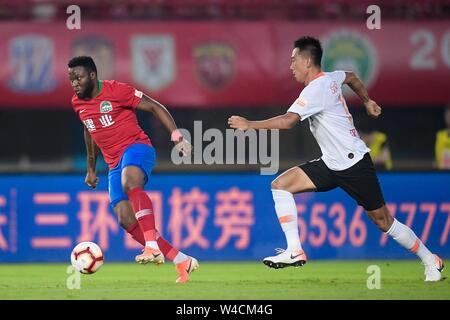 Joueur de football camerounais Franck Ohandza de Henan Jianye C.F. conserve la balle au cours de la 19ème session de l'Association de football chinoise Super League (CSL) contre Wuhan Zall à Zhengzhou, province du Henan en Chine centrale le 21 juillet 2019. La comparaison avec celle d'un tirage 0-0. Banque D'Images