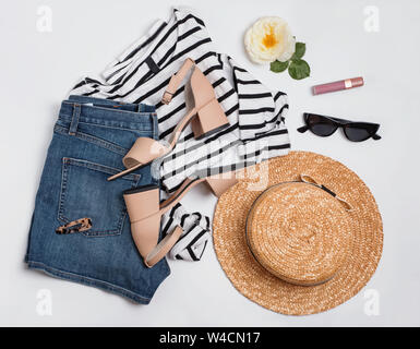 L'été de femme costume avec chemise rayée, jeans shorts, sandales beige et d'autres accessoires chic Banque D'Images