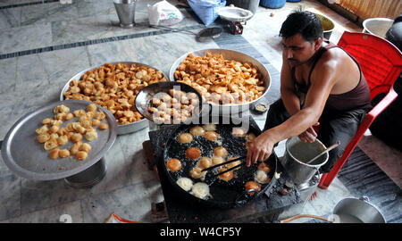 Jammu, en Inde . 22 juillet, 2019. Un homme prépare la nourriture pour les dévots à saint Amarnath Yatra camp de base au Jammu, capitale de l'hiver, le Cachemire sous contrôle indien le 22 juillet 2019. Source : Xinhua/Alamy Live News Banque D'Images