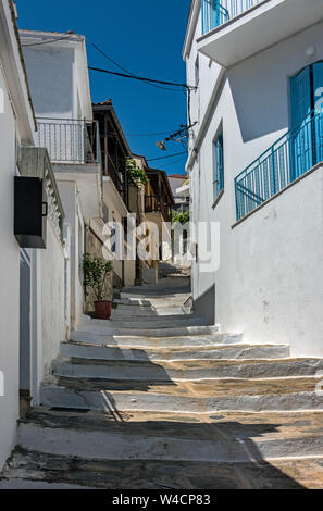 Une rue dans la ville de Skopelos, Sporades du Nord de la Grèce. Banque D'Images