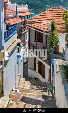 Une rue dans la ville de Skopelos, Sporades du Nord de la Grèce. Banque D'Images
