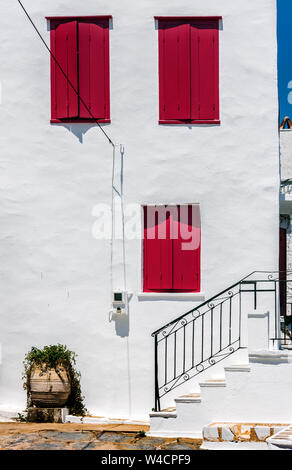 Volets rouges dans la ville de Skopelos, Sporades du Nord de la Grèce. Banque D'Images