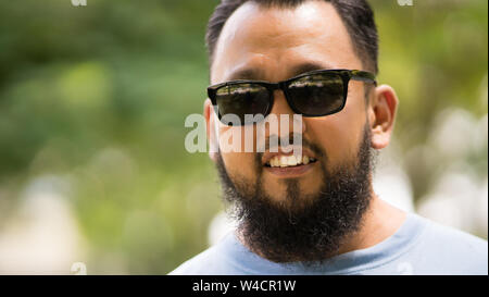 Attrayant beau barbu homme modèle asiatique en contexte urbain. Banque D'Images