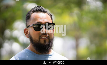 Attrayant beau barbu homme modèle asiatique en contexte urbain. Banque D'Images