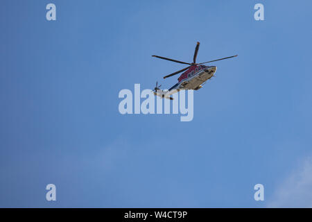 Egmond aan Zee, Pays-Bas - Juillet 22,2019 : un hélicoptère Agusta Westland sur un vol Navette à partir d'une plate-forme de forage en mer à Den Helder Banque D'Images