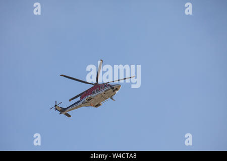 Egmond aan Zee, Pays-Bas - Juillet 22,2019 : un hélicoptère Agusta Westland sur un vol Navette à partir d'une plate-forme de forage en mer à Den Helder Banque D'Images