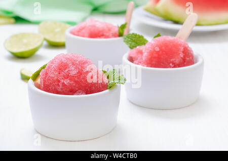 Sorbet de pastèque à la menthe décorées en blanc bol Banque D'Images