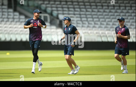 L'Angleterre Stuart Général (à gauche) et Joe Root (à droite) au cours de la session à filets, du seigneur de Londres. Banque D'Images