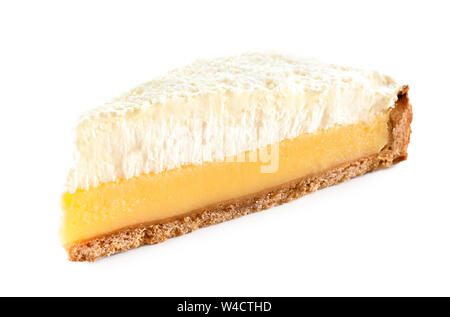 Tranche de tarte citron meringuée isolé sur blanc. Banque D'Images