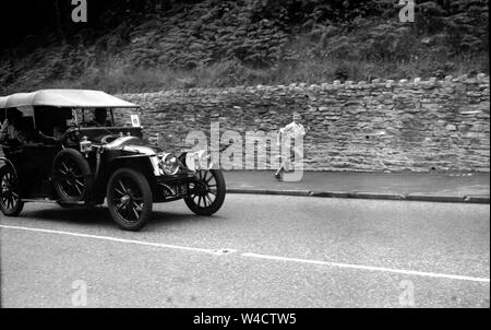 Un jeune garçon, une voiture d'époque des courses de côte au cours d'un rallye automobile vétéran Banque D'Images