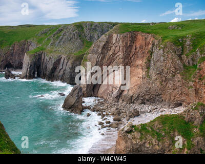 Incliné verticalement en strates de roche près de falaises côtières Castlemartin dans Pembrokeshire, Pays de Galles du Sud, au Royaume-Uni, comme vu de la côte Banque D'Images