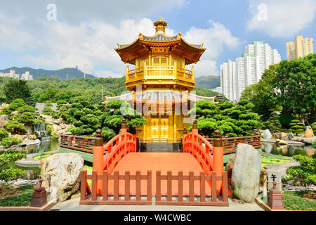 L'architecture chinoise style pagode dans jardin, Hong Kong Banque D'Images