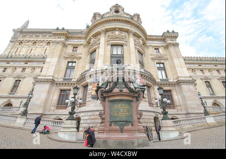 Personnes visitent le musée de l'Opéra à Paris, France Banque D'Images