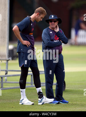 L'Angleterre, Trevor Bayliss (droite) et Stuart large pendant la session à filets, du seigneur de Londres. Banque D'Images