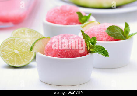 Sorbet de pastèque à la menthe décorées en blanc bol Banque D'Images