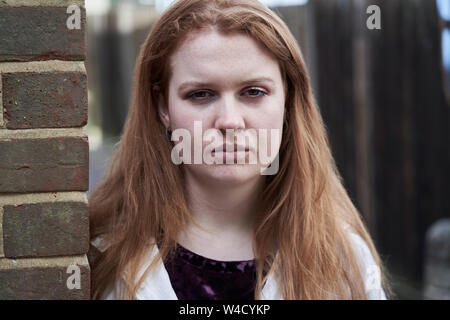 Portrait of Serious Man Leaning Against Wall In Urban Setting Banque D'Images