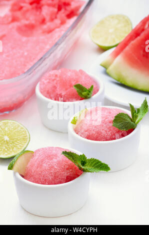 Sorbet de pastèque à la menthe décorées en blanc bol Banque D'Images