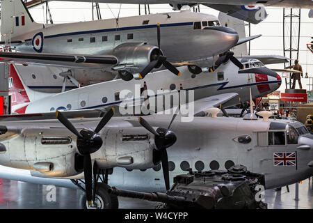 Conçu en trois avions de transport de la Royal Air Force. Un Dakota Douglas, Handley Page Hastings et Avro York à la Musée de la RAF à Cosford, en Angleterre. Banque D'Images