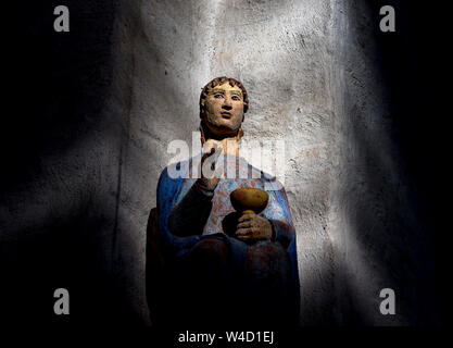 Ancienne bénédiction saint figure aux yeux bleus avec un calice Banque D'Images