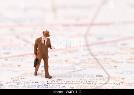 Miniatures de voyageur avec fond de carte,business concept Banque D'Images