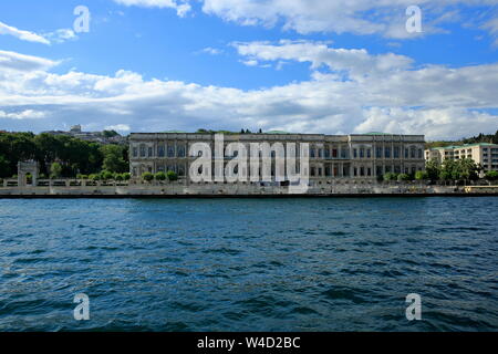 Istanbul, Turquie - 11 juillet 2019 : Ciragan Palace. İt est un des beaux palais où les sultans vivaient dans le passé. Année de construction 1865. Banque D'Images