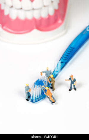 Les gens et brosse à dents sur fond blanc,miniature Banque D'Images