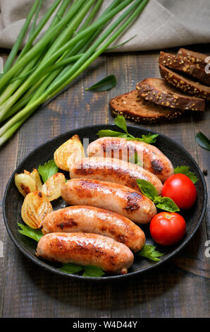 Barbecue saucisses à frire sur table en bois, vue du dessus Banque D'Images