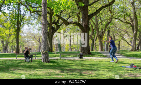 Debrecen Hongrie 0419 2019 un danseur de corde est photographié dans le grand parc forestier à Debrecen Banque D'Images