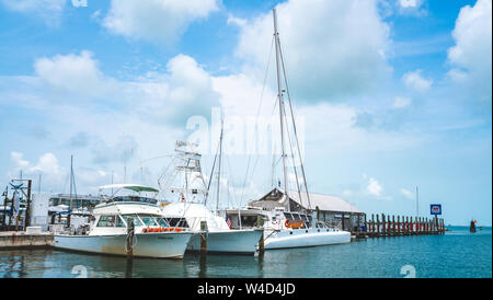 Bateaux de pêche dans le port de Key West sur la journée ensoleillée Banque D'Images