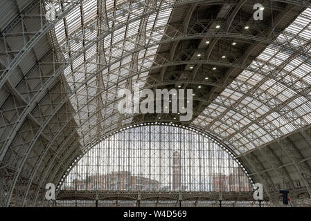 Le verre voûtée et fonte structure du toit du centre d'exposition Olympia à Kensington, Londres, Royaume-Uni Banque D'Images