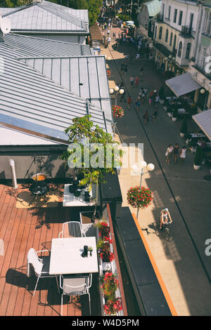 Vue de dessus de la piscine restaurants et cafés de la rue Jomas avec quelques touristes sur une journée d'été dans la ville de Jurmala Banque D'Images