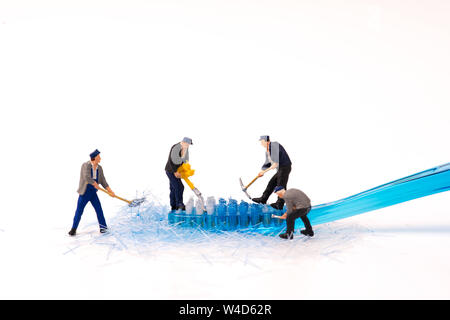 Figure miniature les personnes travaillant avec une brosse à dents Banque D'Images