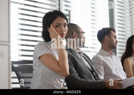 Souligné asian business woman feeling maux de peur avant l'entrevue d'emploi Banque D'Images