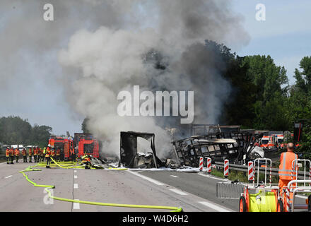 Karlsruhe, Allemagne. 22 juillet, 2019. Les pompiers éteindre les véhicules sur l'autoroute 5, près de Karlsruhe. Après une collision par l'arrière entre un camion et une voiture sur l'autoroute, un incendie éclate. Selon un porte-parole de la police, les détails de la cause et les éventuelles victimes n'étaient pas connus au début. Selon des témoins, le développement de fumée pourrait être vu de nombreux kilomètres. Credit : Uli Deck/dpa/Alamy Live News Banque D'Images