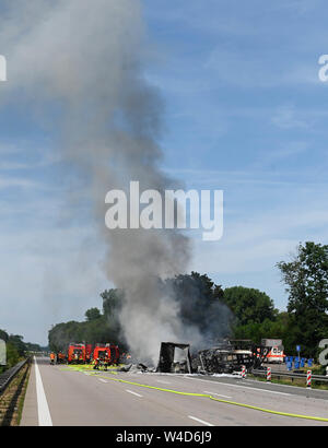 Karlsruhe, Allemagne. 22 juillet, 2019. Les pompiers éteindre les véhicules sur l'autoroute 5, près de Karlsruhe. Après une collision par l'arrière entre un camion et une voiture sur l'autoroute, un incendie éclate. Selon un porte-parole de la police, les détails de la cause et les éventuelles victimes n'étaient pas connus au début. Selon des témoins, le développement de fumée pourrait être vu de nombreux kilomètres. Credit : Uli Deck/dpa/Alamy Live News Banque D'Images