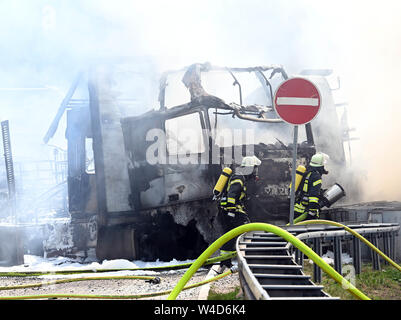 Karlsruhe, Allemagne. 22 juillet, 2019. Les pompiers éteindre les véhicules sur l'autoroute 5, près de Karlsruhe. Après une collision par l'arrière entre un camion et une voiture sur l'autoroute, un incendie éclate. Selon un porte-parole de la police, les détails de la cause et les éventuelles victimes n'étaient pas connus au début. Selon des témoins, le développement de fumée pourrait être vu de nombreux kilomètres. Credit : Uli Deck/dpa/Alamy Live News Banque D'Images