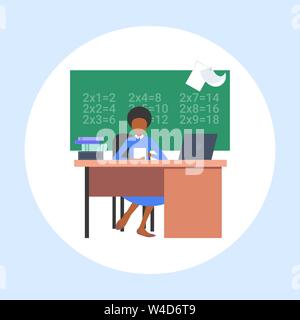 Enseignante sitting in front of chalkboard african american woman using laptop concept éducatif cours de mathématiques classe de l'école moderne Illustration de Vecteur