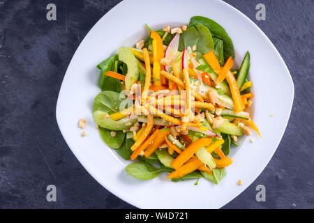 Salade de légumes thaï asiatique saine aux épinards radis concombre arachides et de nouilles frites Banque D'Images