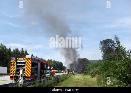 Karlsruhe, Allemagne. 22 juillet, 2019. Les pompiers éteindre les véhicules sur l'autoroute 5, près de Karlsruhe. Après une collision par l'arrière entre un camion et une voiture sur l'autoroute, un incendie éclate. Selon un porte-parole de la police, les détails de la cause et les éventuelles victimes n'étaient pas connus au début. Selon des témoins, le développement de fumée pourrait être vu de nombreux kilomètres. Credit : Uli Deck/dpa/Alamy Live News Banque D'Images
