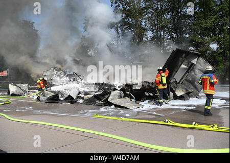 Karlsruhe, Allemagne. 22 juillet, 2019. Les pompiers éteindre les véhicules sur l'autoroute 5, près de Karlsruhe. Après une collision par l'arrière entre un camion et une voiture sur l'autoroute, un incendie éclate. Selon un porte-parole de la police, les détails de la cause et les éventuelles victimes n'étaient pas connus au début. Selon des témoins, le développement de fumée pourrait être vu de nombreux kilomètres. Credit : Uli Deck/dpa/Alamy Live News Banque D'Images