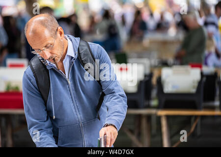 London,UK, Juillet, 2019. Niché dans Waterloo Bridge est l'un des seuls livres de seconde main extérieure permanente des marchés dans le sud de l'Angleterre Banque D'Images