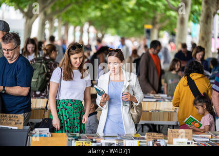 London,UK, Juillet, 2019. Niché dans Waterloo Bridge est l'un des seuls livres de seconde main extérieure permanente des marchés dans le sud de l'Angleterre Banque D'Images