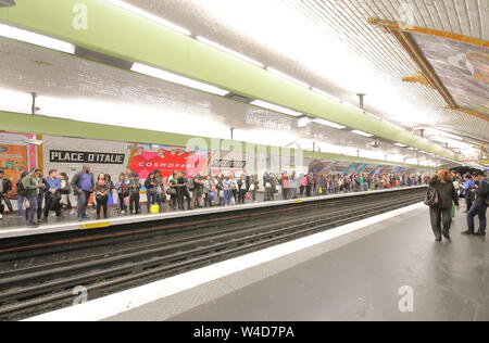 Les gens se déplacent en métro Métro à Paris France. Banque D'Images