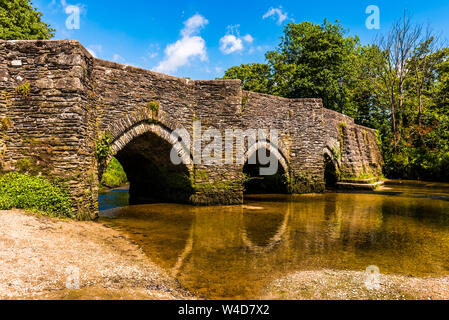Vue latérale du Pont médiéval à Lostwithiel, Cornwall, UK Banque D'Images